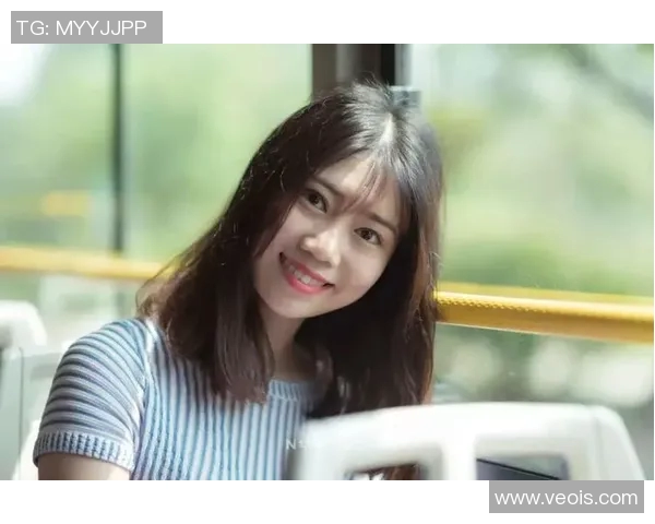 足球明星与网红美女的浪漫邂逅引发的社交媒体热潮与话题讨论